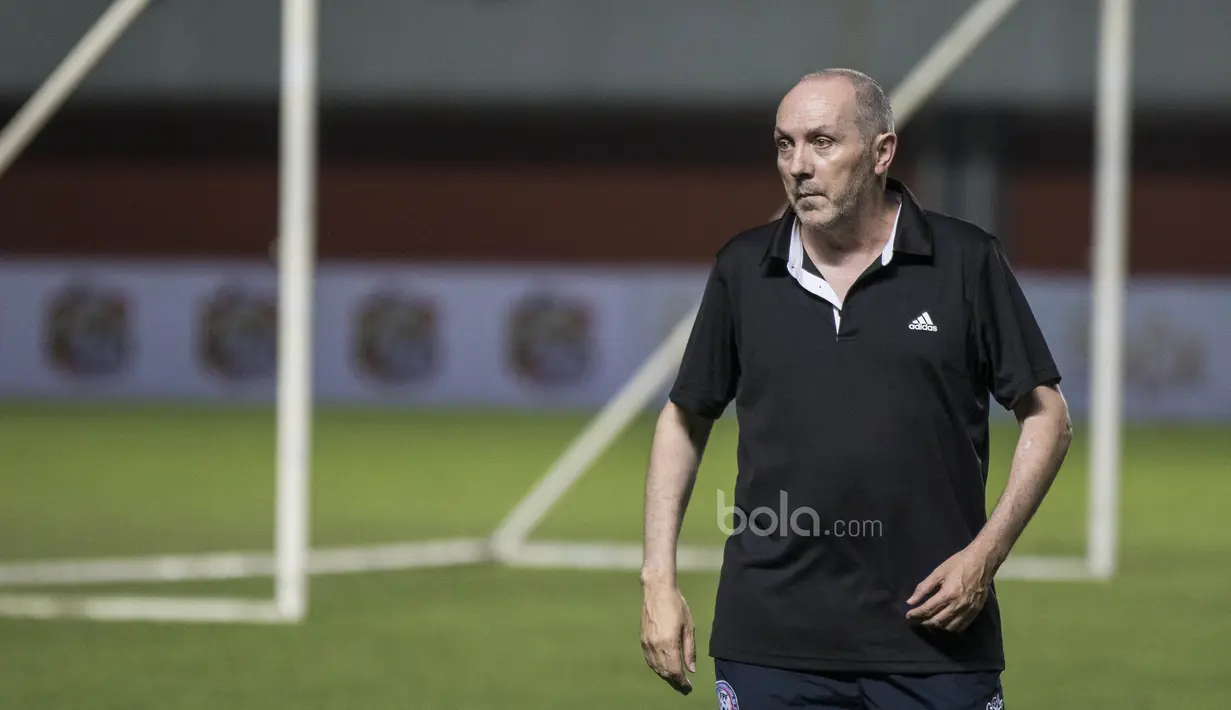 Pelatih Puerto Rico, Carlos Cantatero, mengamati latihan anak asuhnya di Stadion Maguwoharjo, Sleman, Senin (11/6/2017). Pelatih 56 tahun ini merupakan mantan juru taktik Atletico Madrid. (Bola.com/Vitalis Yogi Trisna)