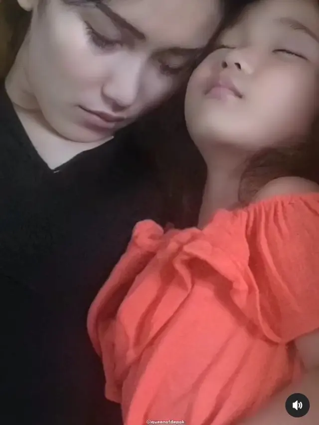 Bilqis tidur dipelukan Ayu Ting Ting. [Foto: Instagram/ayutingtiing9.2]