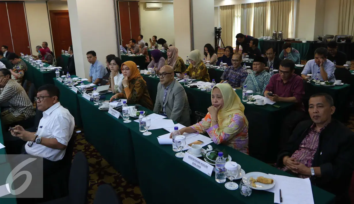 Sejumlah peserta yang ikut dalam diskusi penyusunan roadmap industrial di Jakarta, Kamis (6/10). Industri kreatif ‎diharapkan membawa ekonomi berkembang cepat dan menyerap tenaga kerja (Liputan6.com/Angga Yuniar) 