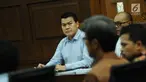 Terdakwa, Andi Agustinus alias Andi Narogong saat menjalani sidang lanjutan kasus dugaan korupsi proyek E-KTP di Pengadilan Tipikor, Jakarta, Senin (13/11). Sidang mendengar saksi diantaranya Anang Sugiana Sudiharjo. (Liputan6.com/Helmi Fithriansyah)