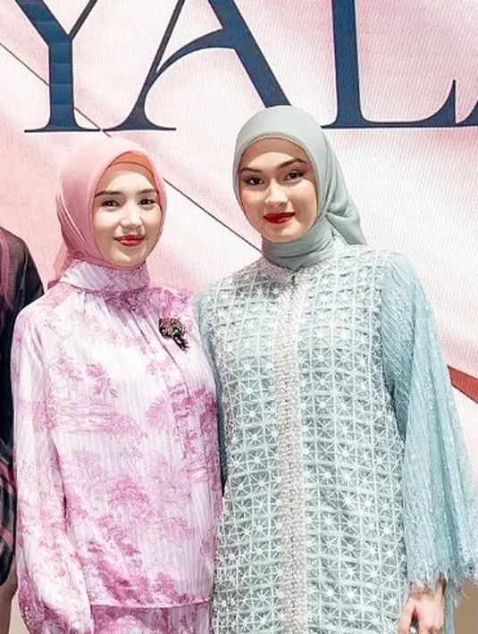 Beby Tsabina, pemeran Niyala, tampil memukau dengan hijab pashmina pink pastel yang simple namun manis. Ia memadukannya dengan dress panjang floral bernuansa pink bergaya vintage lengkap dengan detail bros di bagian dada. Sentuhan lembut ini membuat penampilannya tampak feminin, hangat, sekaligus klasik. (Liputan6.com/IG/@caitlinhalderman)