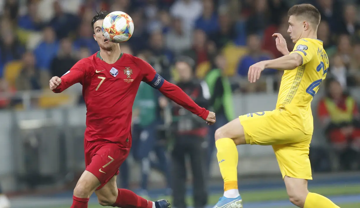 Penyerang Portugal, Cristiano Ronaldo berusaha mengontrol bola dari kawalan pemain Ukraina, Mykola Matviyenko selama pertandingan Grup B Kualifikasi Piala Eropa 2020 di Stadion NSK Olympiyskiy (15/10/2019). Ukraina menang tipis atas Portugal 2-1. (AP Photo/Efrem Lukatsky)