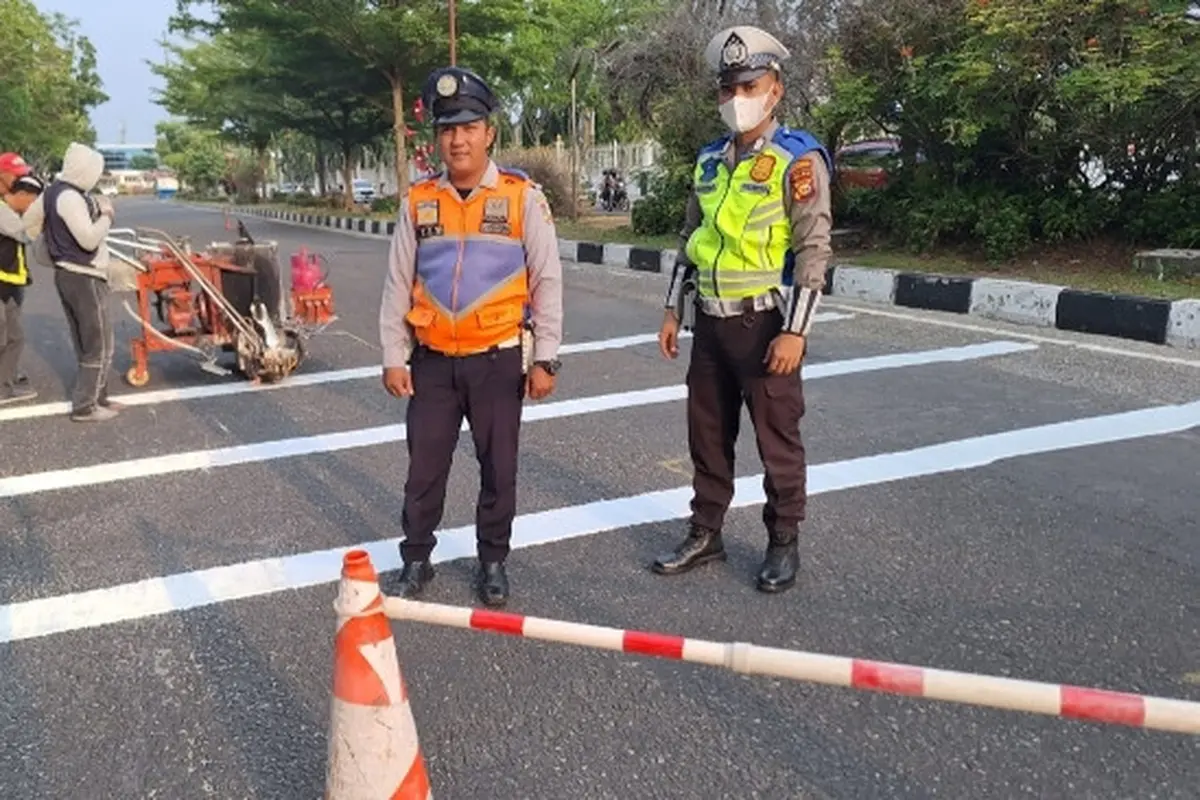 Personel Satuan Lau Lintas dan Dinas Perhubungan Kota Pekanbaru membuat pita penggaduh untuk mencegah balapan liar.