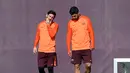 Pemain Barcelona, Lionel Messi (kiri) dan Luis Suarez (kanan) berbincang di Pusat Olahraga Joan Gamper, Sant Joan Despi, Barcelona, Spanyol, Selasa (3/4). Barcelona akan menjamu AS Roma pada leg pertama perempat final Liga Champions. (LLUIS GENE/AFP)