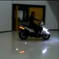Melalui sebuah video yang diterima Liputan6.com, motor berjenis skuter itu tengah diuji jalan.
