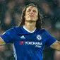 Bek Chelsea, David Luiz, merayakan gol yang dicetaknya ke gawang Liverpool pada laga Premier League di Stadion Anfield, Liverpool, Selasa (31/1/2017). (EPA/Peter Powell)