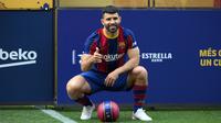 Sergio Aguero berpose di lapangan Stadion Camp Nou selama presentasi resminya sebagai pemain baru FC Barcelona di stadion Camp Nou, Barcelona (31/05/2021). Merka telah menandatangani kontrak hingga tahun 2023 dengan klausal pembelian 100 juta Euro. (Foto: AFP/Lluis Gene)