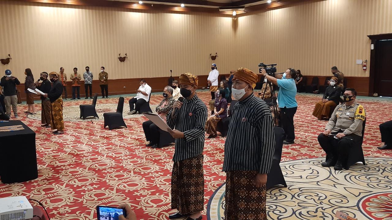 Pasangan calon Wali Kota Solo Gibran Rakabuming Raka-Teguh Prakosa hadiri acara deklarasi kampanye damai (Foto: Fajar Abrori)