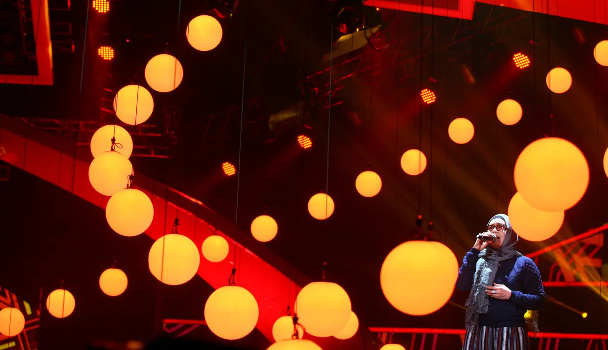 Tidak hanya tampil sendiri, penyanyi kelahiran Riau 43 tahun silam itu juga akan berduet dengan para penyanyi dangdut senior lain. Seperti dengan Nassar dan Soimah. (Nurwahyunan/Bintang.com)