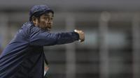 Pelatih Persela Lamongan, Nil Maizar, memberikan instruksi saat melawan Tira Persikabo pada laga Liga 1 di Stadion Pakansari, Bogor, Senin (16/12). Kedua klub bermain imbang 1-1. (Bola.com/Vitalis Yogi Trisna)