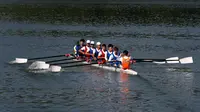 Atlet Korea Selatan dan Korea Utara latihan kano bersama jelang Asian Games 2018 di Tangeum Lake International Rowing Center, Chungju, Korea Selatan, Selasa (31/7). (Jeon Heon-Kyun/Pool/AFP)