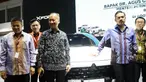 Menteri Perindustrian Agus Gumiwang Kartasasmita (ketiga kiri) bersama Menteri UMKM Maman Abdurrahman saat pembukaan Indonesia International Motor Show (IIMS) 2025 di JIExpo Kemayoran, Jakarta, Kamis (13/2/2025). (Liputan6.com/Herman Zakharia)