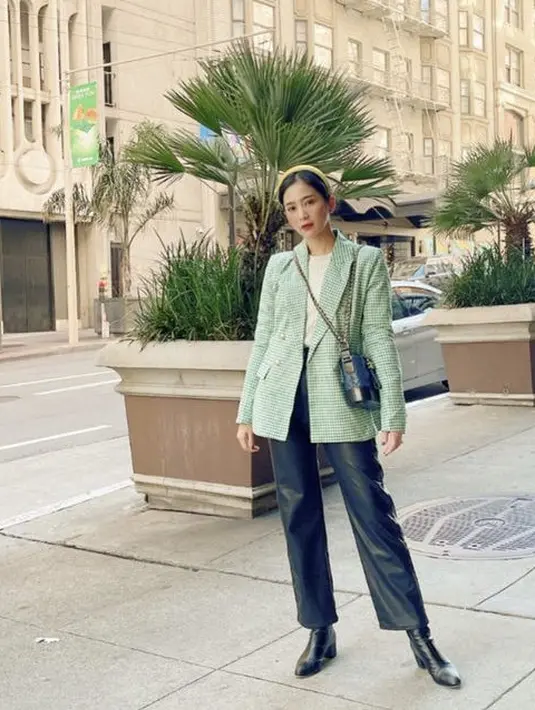 Bunga Zainal yang sedang berada di Amerika Serikat, tampil casual tidak berlebih dengan blazer mint dengan inner putih. Dipadukan dengan leather pants hijau yang serasi dengan handbagnya. @bungazainal05.
