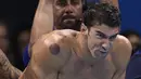Bekas bekam di pundak kanan perenang AS, Michael Phelps, selama Olimpiade Rio 2016 di Rio de Janeiro, Minggu (7/8). Terapi bekam menjadi cukup populer di kalangan atlet di Olimpiade 2016, termasuk pula di antara kontingen AS. (AFP PHOTO/Martin BUREAU)