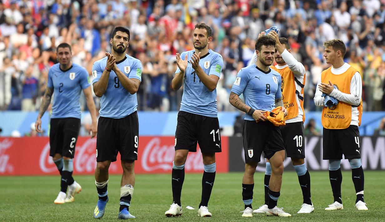 Pemain Uruguay menyapa suporter usai dikalahkan Prancis pada laga perempat final Piala Dunia di Stadion Nizhny Novgorod, Nizhny Novgorod, Jumat (6/7/2018). Prancis menang 2-0 atas Uruguay. (AP/Martin Meissner)
