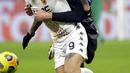 Pemain Inter Milan Andrea Ranocchia (kanan) memperebutkan bola dengan pemain Benevento Gianluca Lapadula pada pertandingan Serie A Liga Italia di Stadion San Siro, Milan, Italia, Sabtu (30/1/2021). Inter Milan membantai Benevento 4-0. (AP Photo/Luca Bruno)