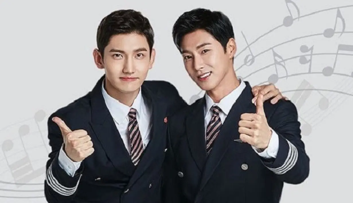 Changmin dan Yunho TVXQ memang dikenal sebagai idol yang kerap tampil rapi. Mereka terlihat begitu gagah dan tampan saat mengenakan pakaian formal seperti jas. (Foto: soompi.com)