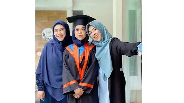 7 Momen Ria Ricis saat Mengikuti Wisuda Online, Penuh Haru Bahagia