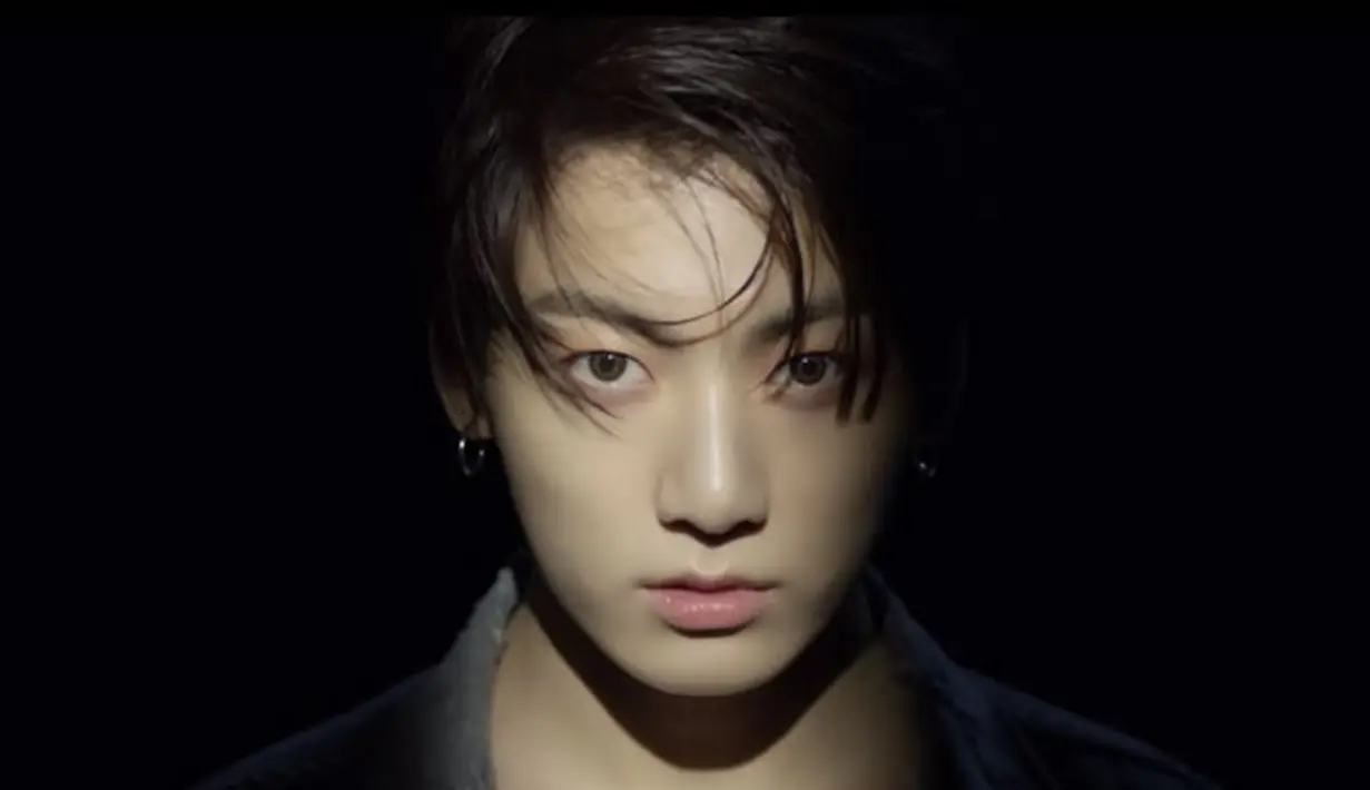Sebelumnya BTS merilis video teaser Fake Love. Di video itu, para personel terlihat pergi ke magic shop. Di video itu, magic shop digambarkan seperti toko yang dijaga oleh orang yang berjubah. (Foto: Youtube.com)