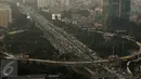 Simpang Susun Semanggi bentang pertama atau Ramp 1 overpass Gatsu (Grogol-Senayan) telah tersambung, Jakarta, Senin (13/3). Ramp 1 ini selesai tersambung pada Jumat malam (10/3) lalu. (Liputan6.com/Herman Zakharia)
