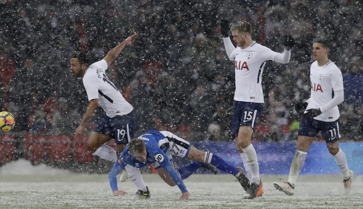 Pemain Rochdale, Andy Cannon jatuh saat berebut bola dengan pemain Tottenham, Mousa Dembele pada babak kelima Piala FA  di Wembley stadium, London, (28/2/2018). Tottenham menang 6-1. (AP/Matt Dunham)