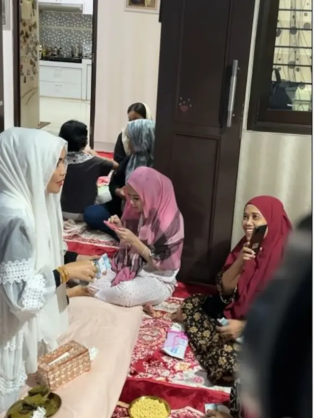 6 Potret Ayu Ting Ting Sambut Orangtua Pulang Haji, Penuh Haru Bahagia
