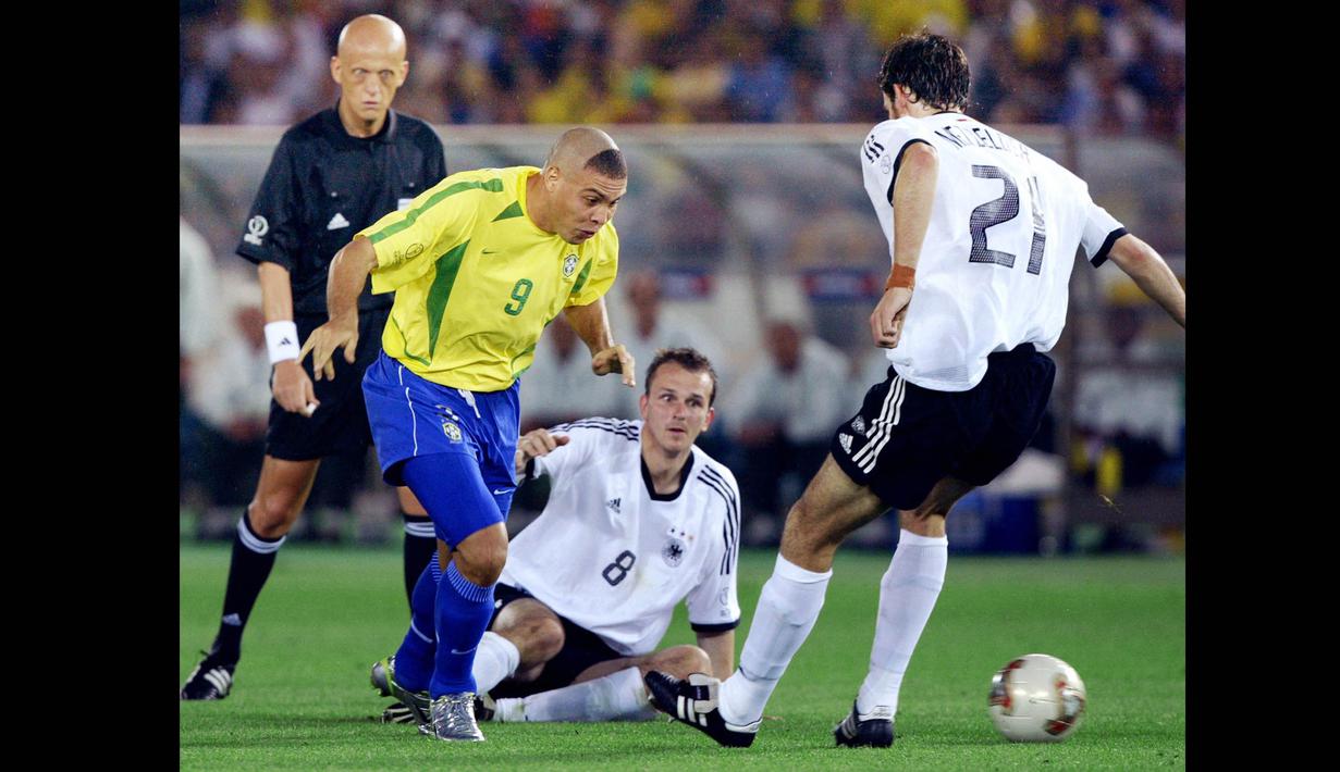 Pertandingan besar yang pernah dipimpinnya adalah final sepakbola Olimpiade 96 antara Nigeria dan Argentina, final Liga Champions antara Bayern Muenchen dan Manchester United di 1999, dan final Piala Dunia 2002 antara Brasil melawan Jerman. (Foto: AFP/Pedro Ugarte)