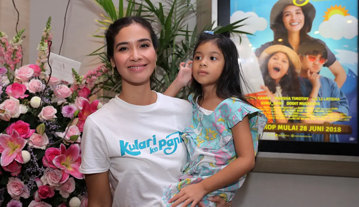 Mira Lesmana berharap filmnya bisa diterima oleh masyarakat. Karena ketika tema tersebut bisa diterima, akan banyak rumah produksi yang memproduksi film-film serupa. (Deki Prayoga/Bintang.com)