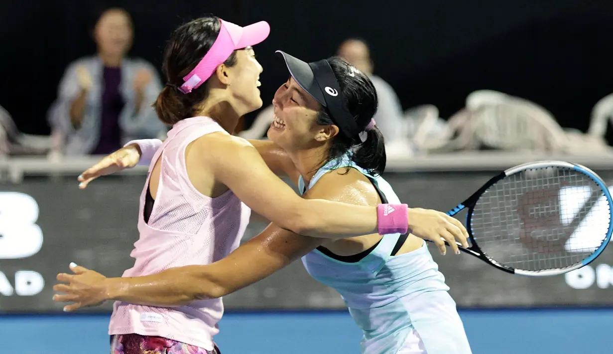 Aldila/Kato berhasil mengalahkan Fernandez/Mattek-Sands dalam laga selama 29 menit yang berakhir dengan skor 1-6, 7-5 (10-4). (AFP/David Roland)