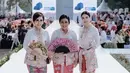 Perempuan kelahiran lahir 23 April 1987 ini pun memadukan kebaya dengan obi merah yang serasi dengan kain batik bernuansa Betawi.  [Instagram/@angelatanoesoedibjo]