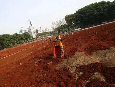 Pekerja menyelesaikan pengerjaan proyek revitalisasi Lapangan Banteng di Jakarta Pusat, Rabu (1/11). Pemprov DKI Jakarta melakukan revitalisasi Lapangan Banteng yang dibagi menjadi tiga segmen. (Liputan6.com/Immanuel Antonius)