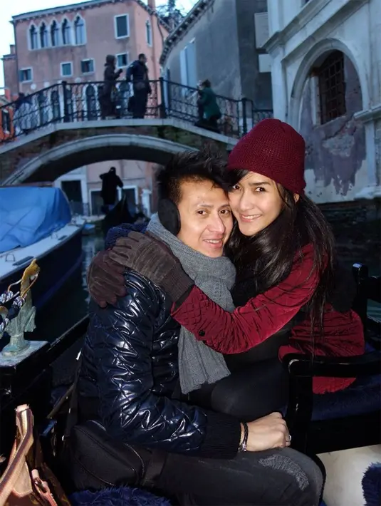 "Mas Dono itu sosok pekerja keras. Ia juga sosok yang nggak neko-neko. Karena memiliki pandangan yang luas, ia selalu kasih saran yang sangat bijak," puji putri kedua dari empat bersaudara pasangan Tabrani Eka Putra dan Rifwarti ini. (dok. Pribadi)