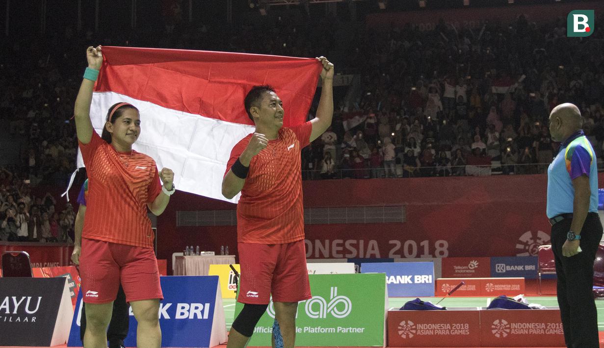 Hary Susanto/Ratri Oktlia Leani gpebulutangkis Indonesia meraih medali emas di nomor tganda campuran SL3-SU5 setelah mengalahkan Thailand pada Asian Para Games 2018 di Istora Senayan, Sabtu (13/10/2018).  (Bola.com/Peksi Cahyo)