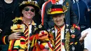 Dua Suporter Jerman menggunakan kostum unik sambil memegang boneka Sasame Street saat mendukung timnya melawan Ukraina pada pertandingan Grup C Euro 2016 di Stade Pierre-Mauroy, Lille, (12/6). (REUTERS/Pascal Rossignol)