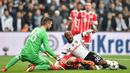 Pemain Besiktas, V·gner Love (kanan) berusaha mencetak gol ke gawang Bayern Munchen pada leg kedua 16 besar Liga Champions di Vodafone Stadyumu, Besiktas Park, Istanbul, (14/3/2018). Bayern menang 3-1. (AFP/Bulent Kilic)