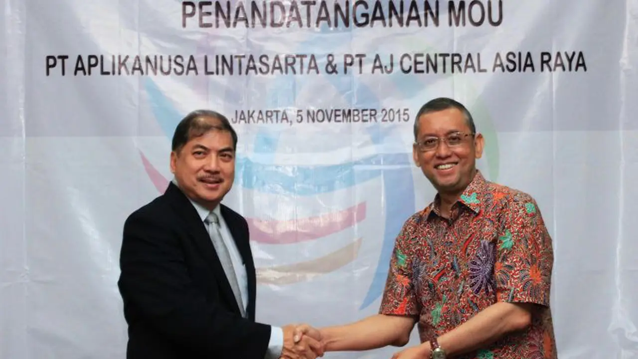 Direktur Utama Asuransi Jiwa CAR Freddy Thamrin dan Presiden Direktur Lintasarta Arya Damar menandatangani kesepakatan kerja sama. 