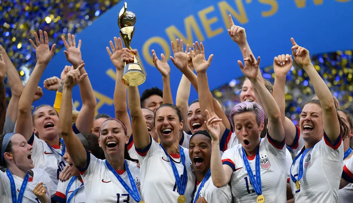 Para pemain Amerika Serikat merayakan gelar juara Piala Dunia Wanita 2019 usai mengalahkan Belanda pada laga final di Stadion Lyon, Lyon, Minggu (7/7). AS menang 2-0 atas Belanda. (AFP/Christophe Simon)