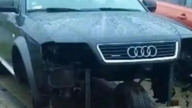 7 Cara Nyeleneh Orang Ganti Roda Mobil dalam Keadaan Darurat Ini Kreatif Banget