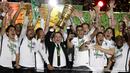 Pemain dan pelatih Eintracht Frankurt melakukan selebrasi usai menjuarai DFB Pokal dengan mengalahkan Bayern Munchen di Stadion Olympiastadion Berlin, Minggu (20/5/2018). Eintracht Frankurt menang 3-1 atas Bayern Munchen. (AP/Michael Sohn)