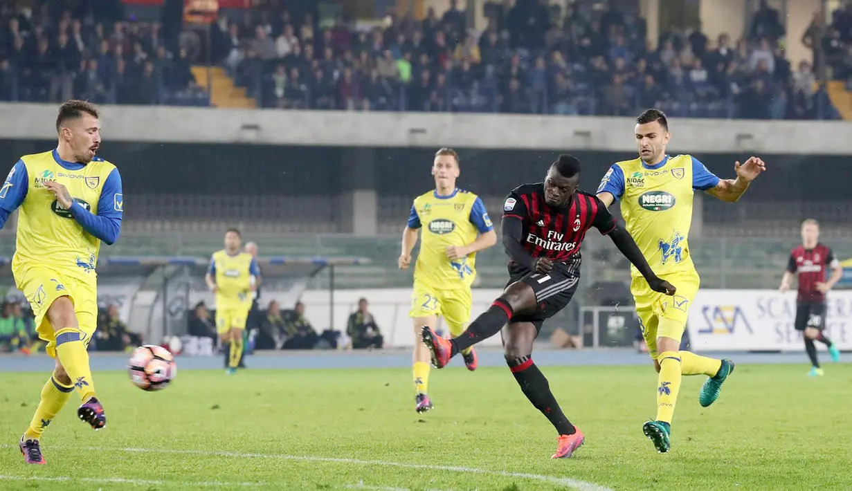 Penyerang AC Milan, M'Baye Niang, berusaha membobol gawang Chievo pada laga Serie A di Stadion Bentegodi, Verona, Minggu (16/10/2016). Milan menang 3-1 atas Chievo. (EPA/Filippo Venezia)
