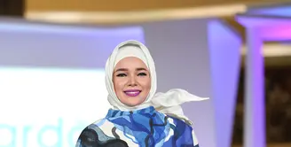 Maraknya selebriti yang menggunakan susuk kini tengah menjadi perbincangan. Hal ini pun mengundang banyak komentar, tak terkecuali dari artis cantik berhijab Dewi Sandra. (Andy Masela/Bintang.com)
