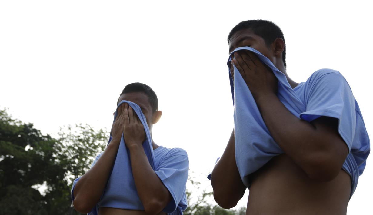 Para anak didik menghapus keringat saat mengikuti pelatihan bersama Rahmad Darwaman di Lembaga Pemasyarakatan Anak Tangerang, Banten, Senin (26/8). Latihan ini dalam rangka rencana pembuatan film. (Bola.com/Vitalis Yogi Trisna)