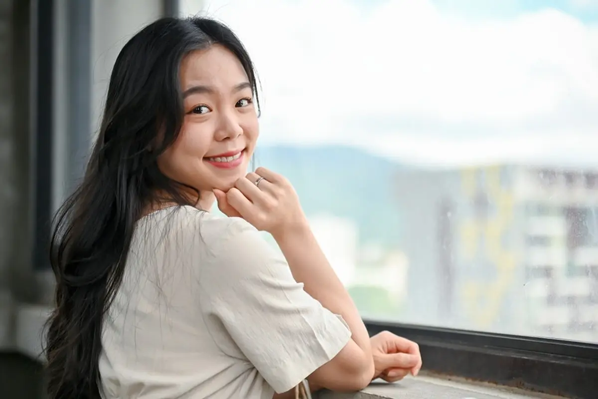 cantik tersenyum bahagia kalem