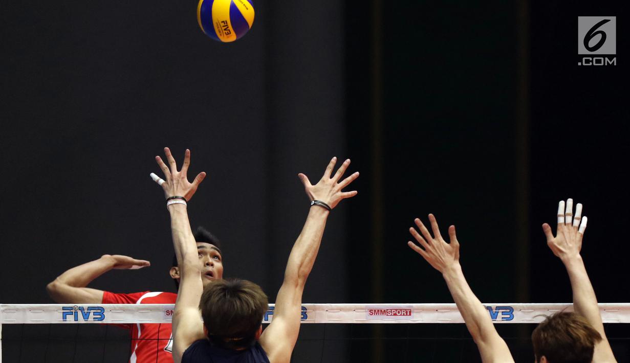 Pemain Timnas voli putra Indonesia, Rivan Nurmulki (kiri) melakukan smes ke arah pemain Korea Selatan pada babak 8 besar Grup E Kejuaraan Voli Asia 2017 di GOR Tri Dharma, Gresik, Kamis (27/7). Indonesia kalah 3-1. (Liputan6.com/Helmi Fithriansyah)