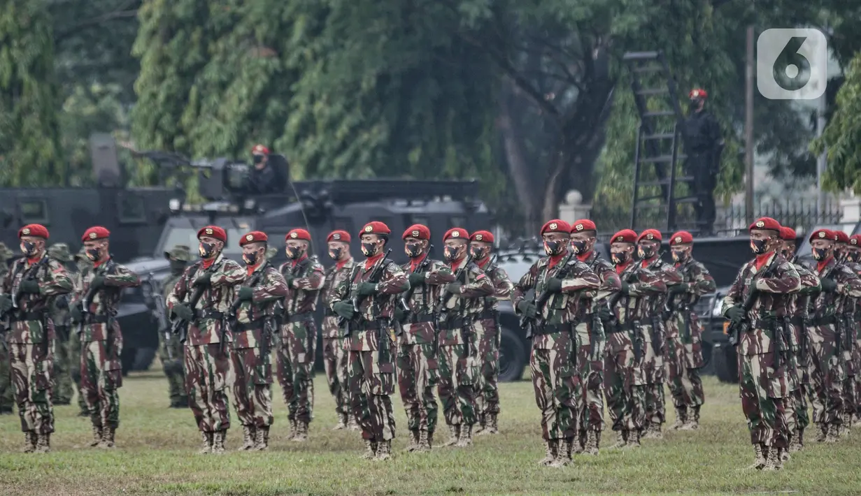 Anggota Komando Pasukan Khusus (Kopassus) mengikuti upacara penyerahan tongkat komando Komandan Jenderal (Danjen) Kopassus di Mako Kopassus, Cijantung, Jakarta, Kamis (10/9/2020). (merdeka.com/Iqbal S. Nugroho)