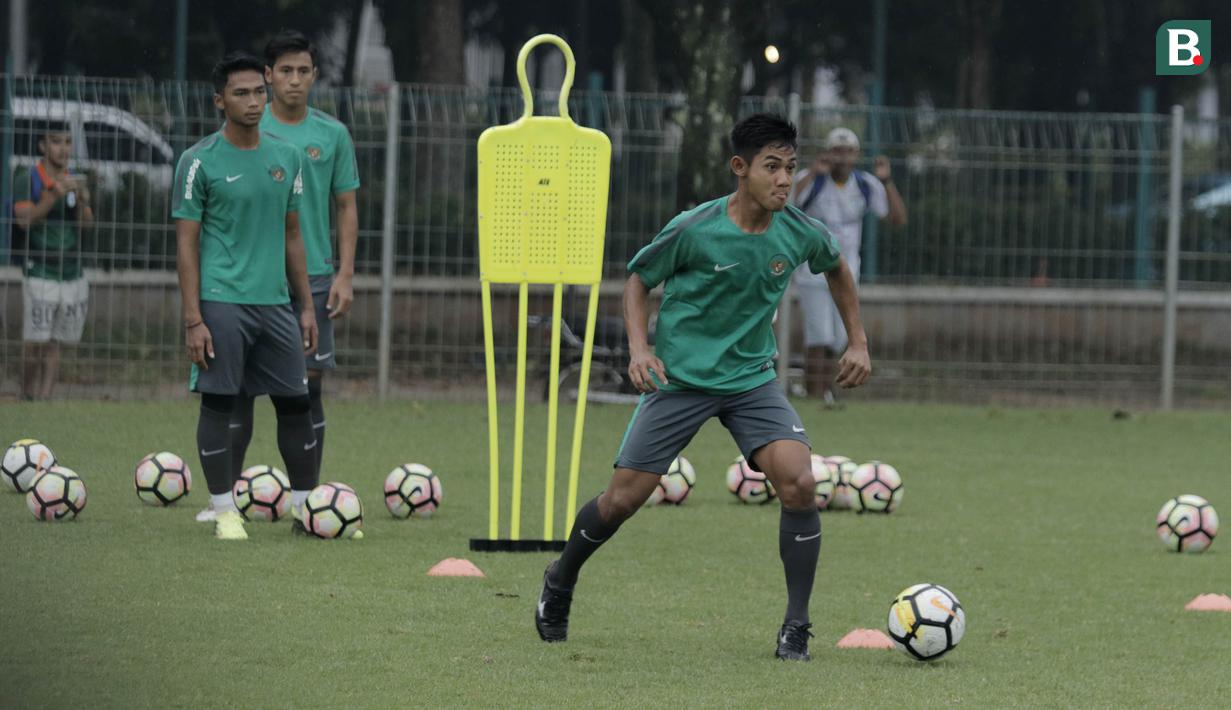 Pemain Timnas Indonesia U-23, Firza Andika, saat latihan di Lapangan ABC Senayan, Jakarta, Rabu (25/4/2018). Latihan tersebut dalam rangka persiapan Anniversary Cup 2018. (Bola.com/M Iqbal Ichsan)