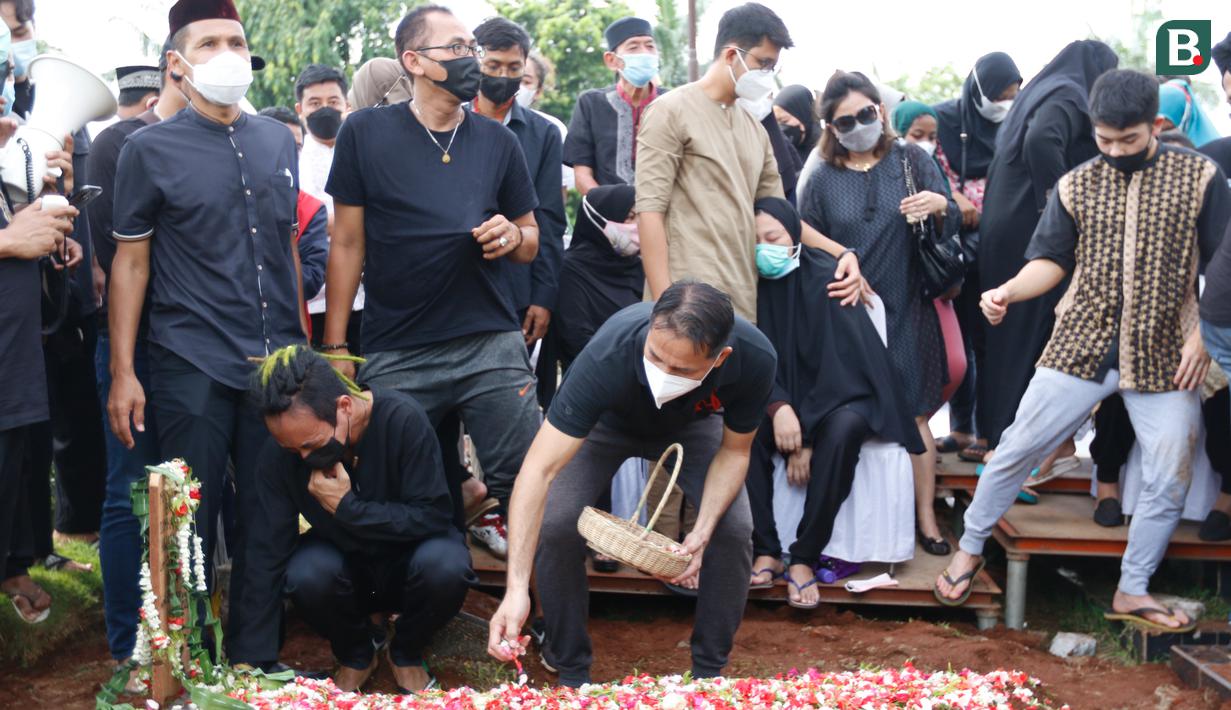 Mantan pelatih pelatnas PBSI, Marlev Mainaky, ikut memberikan penghormatan terakhir untuk Markis Kido di TPU Kebon Nanas. (Foto: Bola.com/Bagaskara Lazuardi)