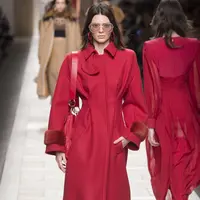Long coat warna merah ini trendi banget rancangan Fendi. (Image: vogue.com)