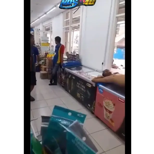 6 Potret Orang Tidur di Swalayan Ini Bikin Geleng Kepala, Cari Tempat Adem