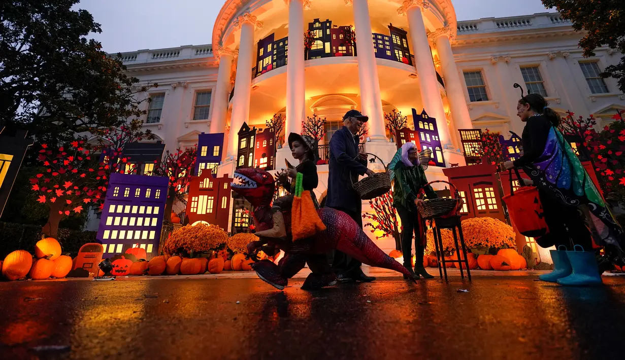 Presiden Amerika Serikat Joe Biden dan Ibu Negara Jill Biden memberikan suguhan kepada anak-anak saat perayaan Halloween di South Lawn Gedung Putih, Washington, Amerika Serikat, 31 Oktober 2022. Presiden dan Ibu Negara menjamu anak-anak petugas pemadam kebakaran, perawat, polisi, dan anggota Garda Nasional di Gedung Putih untuk melakukan trik-or-treat. (AP Photo/Alex Brandon)